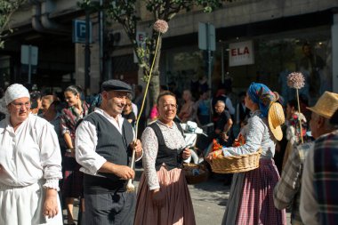 PORTO, PORTUGAL - 1 Temmuz 2023: Saint John festivali haftası kapanış, Rusgas olarak da bilinen halk yürüyüşleri şehrin sokaklarına dökülür. Porto 'da altı yüzyıldan uzun süredir şenlikler düzenleniyor..