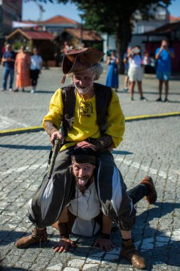 PORTO, PORTUGAL - 7 Temmuz 2023: Matosinhos Kalesi 'nde düzenlenen Korsanlar Leca da Palmeira festivalinde. Tarihi ve kültürel mirası korumak için belediye tarafından düzenlenmiştir..