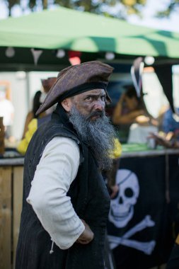 PORTO, PORTUGAL - 7 Temmuz 2023: Matosinhos Kalesi 'nde düzenlenen Korsanlar Leca da Palmeira festivalinde. Tarihi ve kültürel mirası korumak için belediye tarafından düzenlenmiştir..