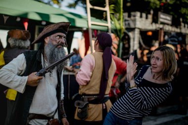 PORTO, PORTUGAL - 7 Temmuz 2023: Matosinhos Kalesi 'nde düzenlenen Korsanlar Leca da Palmeira festivalinde. Tarihi ve kültürel mirası korumak için belediye tarafından düzenlenmiştir..