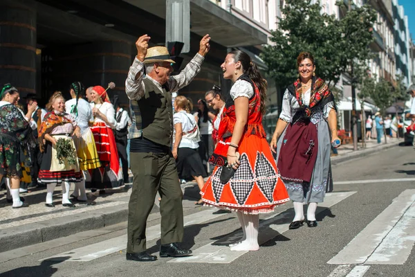 ポルト ポルトガル 2023年7月1日 聖ヨハネ祭りの週末を閉じ 人気のある行進は 街の通りに連れて行きます ポルトでは6世紀以上前から祭りが行われている — ストック写真