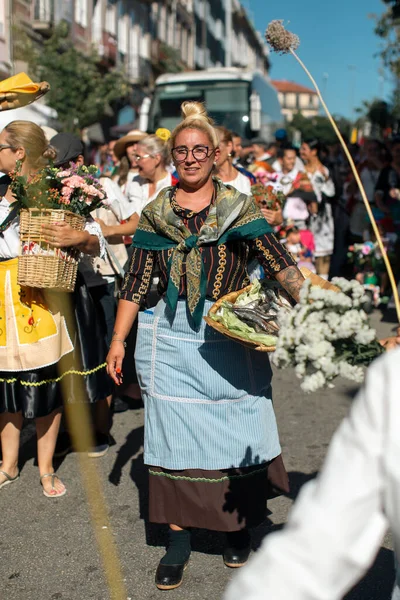 ポルトガルのポルト 2023年7月1日 聖ヨハネ祭の週末を閉じ 人気のある行進は ロシアガスが街の通りに連れて行きます ポルトでは6世紀以上前から祭りが行われている — ストック写真