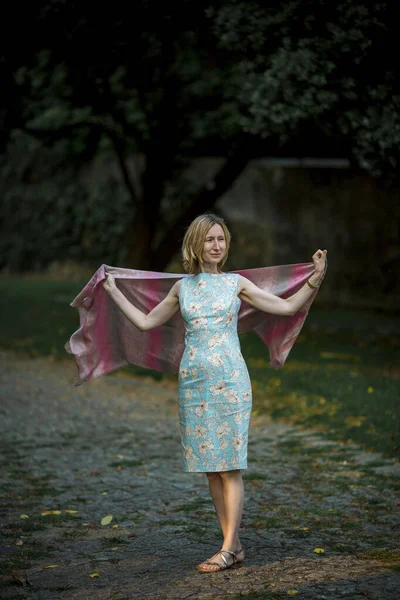 公園に立ってスカーフを持つ女性の肖像画 — ストック写真