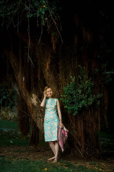 Ganzkörperporträt Einer Frau Einem Park Einem Baum — Stockfoto