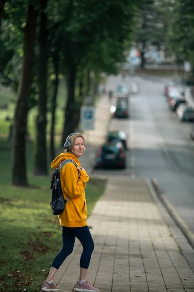 Μια Γυναίκα Ακουστικά Περπατάει Στο Πεζοδρόμιο — Φωτογραφία Αρχείου