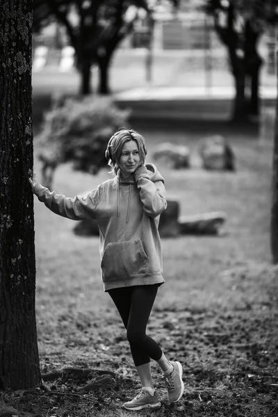 Mulher Usando Fones Ouvido Exercitando Livre Foto Preto Branco — Fotografia de Stock