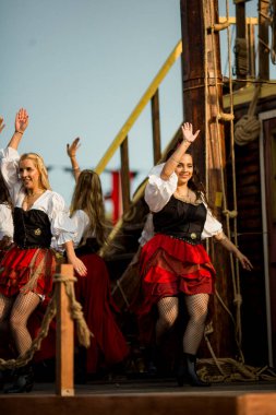 PORTO, PORTUGAL - 9 Temmuz 2023: Matosinhos Kalesi 'nde düzenlenen Korsanlar Leca da Palmeira festivalinde. Tarihi ve kültürel mirası korumak için belediye tarafından düzenlenmiştir..
