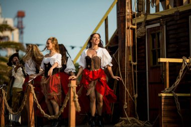 PORTO, PORTUGAL - 9 Temmuz 2023: Matosinhos Kalesi 'nde düzenlenen Korsanlar Leca da Palmeira festivalinde. Tarihi ve kültürel mirası korumak için belediye tarafından düzenlenmiştir..