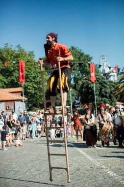 PORTO, PORTUGAL - 7 Temmuz 2023: Matosinhos Kalesi 'nde düzenlenen Korsanlar Leca da Palmeira festivalinde. Tarihi ve kültürel mirası korumak için belediye tarafından düzenlenmiştir..