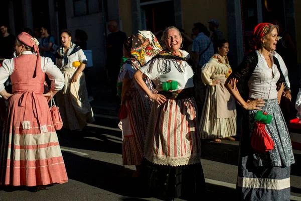 Portugal Jul 2023 在圣约翰节的一个星期结束时 受欢迎的游行示威也被俄罗斯人带到了城市的街道上 在波尔图已经举行了六百多年的祭祀 — 图库照片