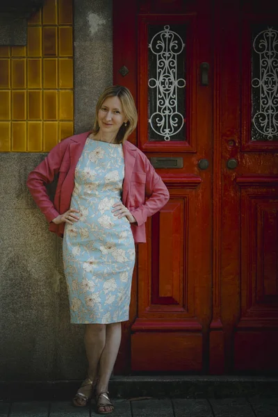 Eine Frau Steht Vor Der Tür Eines Traditionellen Stadthauses Der — Stockfoto
