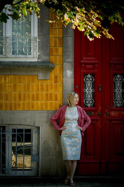 Woman Stands Door Traditional Townhouse Porto — Stock Photo, Image