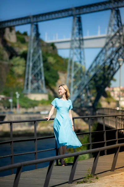 在城市的长廊上 站着一位身穿蓝色衣服的妇女 — 图库照片