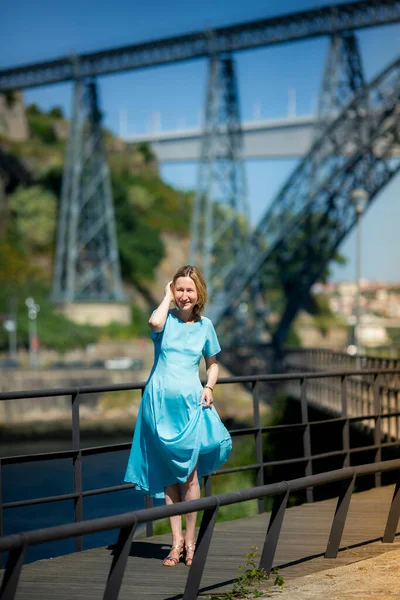 一个穿着蓝色衣服的女人站在河边 — 图库照片