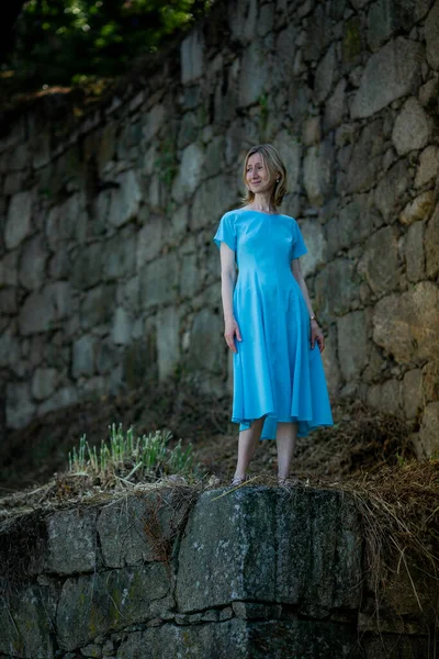 Μια Γυναίκα Ντυμένη Στα Μπλε Στέκεται Στα Ερείπια Ενός Μεσαιωνικού — Φωτογραφία Αρχείου