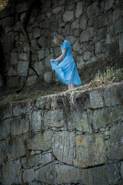 Στα Ερείπια Ενός Μεσαιωνικού Φρουρίου Στέκεται Μια Γυναίκα Μπλε Φόρεμα — Φωτογραφία Αρχείου