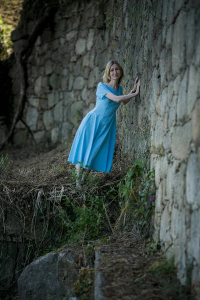 Une Femme Robe Bleue Fait Son Chemin Travers Les Ruines — Photo