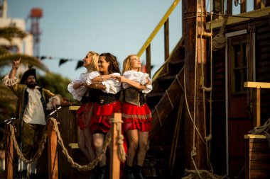 PORTO, PORTUGAL - 9 Temmuz 2023: Matosinhos Kalesi 'nde düzenlenen Korsanlar Leca da Palmeira festivalinde. Tarihi ve kültürel mirası korumak için belediye tarafından düzenlenmiştir..