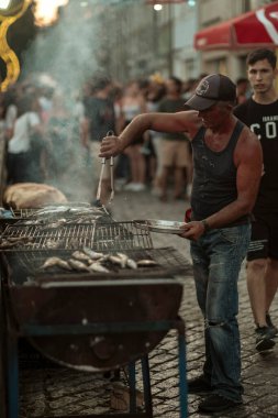 PORTO, PORTUGAL - 23 Haziran 2023: kutlama sırasında Festa de Sao Joao. Yaz ortası kutlamaları, Aziz John arifesi. Şehirde altı yüzyıldan uzun süredir şenlikler düzenleniyor..