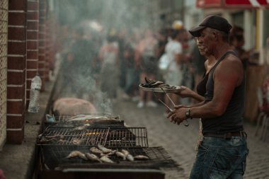 PORTO, PORTUGAL - 23 Haziran 2023: kutlama sırasında Festa de Sao Joao. Yaz ortası kutlamaları, Aziz John arifesi. Şehirde altı yüzyıldan uzun süredir şenlikler düzenleniyor..