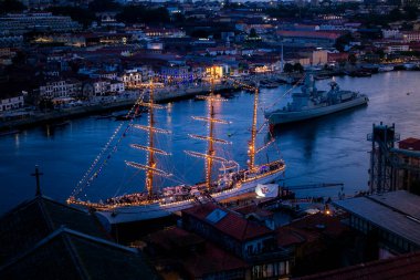 PORTO, PORTUGAL - 21 Mayıs 2023: Sagres eğitim gemisi 20 Mayıs 'taki Donanma Günü' nü kutlamak için Porto 'da. Gemi 25 yıl sonra geri döndü, 1998 'den beri Douro Nehri' nin sularında yelken açmamıştı..