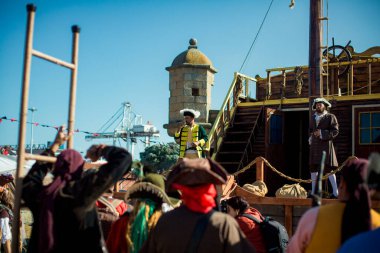 PORTO, PORTUGAL - 7 Temmuz 2023: Matosinhos Kalesi 'nde düzenlenen Korsanlar Leca da Palmeira festivalinde. Tarihi ve kültürel mirası korumak için belediye tarafından düzenlenmiştir..