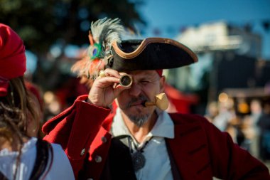 PORTO, PORTUGAL - 7 Temmuz 2023: Matosinhos Kalesi 'nde düzenlenen Korsanlar Leca da Palmeira festivalinde. Tarihi ve kültürel mirası korumak için belediye tarafından düzenlenmiştir..