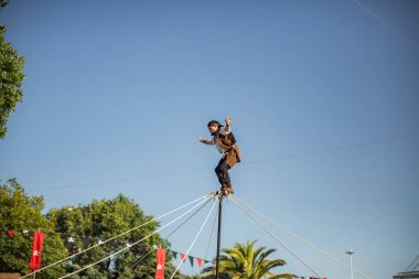 PORTO, PORTUGAL - 7 Temmuz 2023: Matosinhos Kalesi 'nde düzenlenen Korsanlar Leca da Palmeira festivalinde. Tarihi ve kültürel mirası korumak için belediye tarafından düzenlenmiştir..