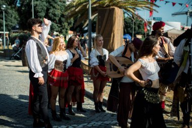 PORTO, PORTUGAL - 7 Temmuz 2023: Matosinhos Kalesi 'nde düzenlenen Korsanlar Leca da Palmeira festivalinde. Tarihi ve kültürel mirası korumak için belediye tarafından düzenlenmiştir..