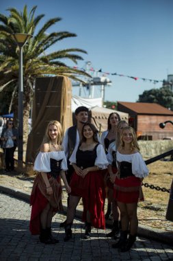 PORTO, PORTUGAL - 7 Temmuz 2023: Matosinhos Kalesi 'nde düzenlenen Korsanlar Leca da Palmeira festivalinde. Tarihi ve kültürel mirası korumak için belediye tarafından düzenlenmiştir..