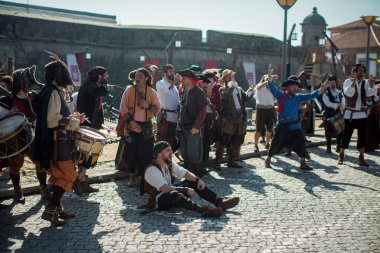 PORTO, PORTUGAL - 7 Temmuz 2023: Matosinhos Kalesi 'nde düzenlenen Korsanlar Leca da Palmeira festivalinde. Tarihi ve kültürel mirası korumak için belediye tarafından düzenlenmiştir..