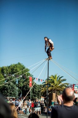 PORTO, PORTUGAL - 7 Temmuz 2023: Matosinhos Kalesi 'nde düzenlenen Korsanlar Leca da Palmeira festivalinde. Tarihi ve kültürel mirası korumak için belediye tarafından düzenlenmiştir..