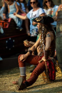 PORTO, PORTUGAL - 9 Temmuz 2023: Matosinhos Kalesi 'nde düzenlenen Korsanlar Leca da Palmeira festivalinde. Tarihi ve kültürel mirası korumak için belediye tarafından düzenlenmiştir..