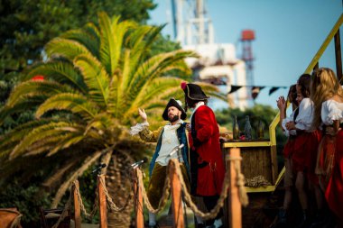 PORTO, PORTUGAL - 9 Temmuz 2023: Matosinhos Kalesi 'nde düzenlenen Korsanlar Leca da Palmeira festivalinde. Tarihi ve kültürel mirası korumak için belediye tarafından düzenlenmiştir..