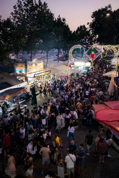 PORTO, PORTUGAL - 23 Haziran 2023: kutlama sırasında Festa de Sao Joao. Yaz ortası kutlamaları, Aziz John arifesi. Şehirde altı yüzyıldan uzun süredir şenlikler düzenleniyor..