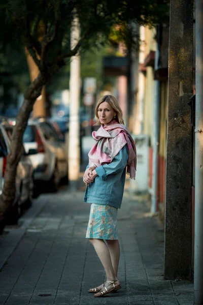 Portret Van Een Trieste Vrouw Straat — Stockfoto
