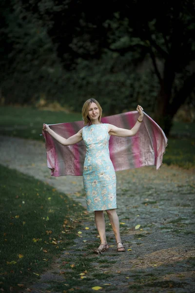 Frauen Park Einem Kleid Mit Schal — Stockfoto