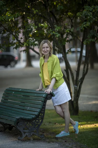 Uma Mulher Saia Branca Posa Jardim Público — Fotografia de Stock