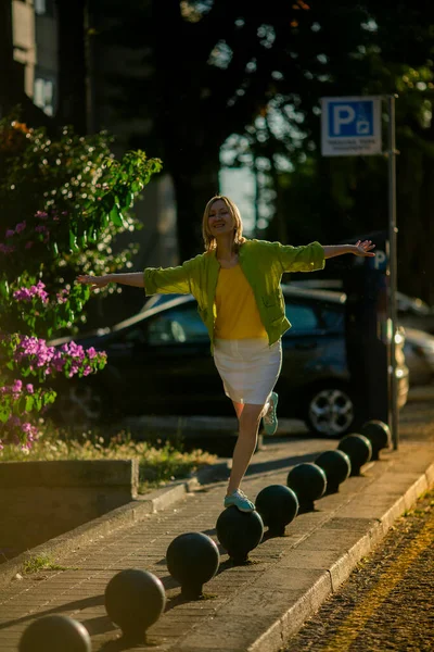 Una Donna Felice Una Strada Città Tramonto — Foto Stock