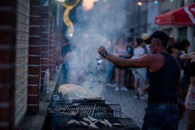 PORTO, PORTUGAL - 23 Haziran 2023: kutlama sırasında Festa de Sao Joao. Yaz ortası kutlamaları, Aziz John arifesi. Şehirde altı yüzyıldan uzun süredir şenlikler düzenleniyor..