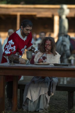 SANTA MARIA DA FEIRA, PORTUGAL - 3 AUG 2023: yıllık Viagem Ortaçağ Festivali sırasında. Etkinliğin 26. 'sı tarihi şehir merkezinde gerçekleşirken, Kral I. Joao' nun saltanatı yeniden canlandırıldı..
