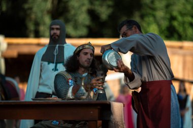 SANTA MARIA DA FEIRA, PORTUGAL - 3 AUG 2023: yıllık Viagem Ortaçağ Festivali sırasında. Etkinliğin 26. 'sı tarihi şehir merkezinde gerçekleşirken, Kral I. Joao' nun saltanatı yeniden canlandırıldı..