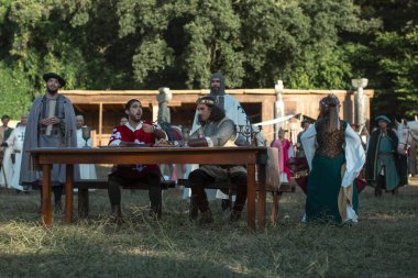 SANTA MARIA DA FEIRA, PORTUGAL - 3 AUG 2023: yıllık Viagem Ortaçağ Festivali sırasında. Etkinliğin 26. 'sı tarihi şehir merkezinde gerçekleşirken, Kral I. Joao' nun saltanatı yeniden canlandırıldı..