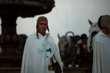 SANTA MARIA DA FEIRA, PORTUGAL - 3 AUG 2023: yıllık Viagem Ortaçağ Festivali sırasında. Etkinliğin 26. 'sı tarihi şehir merkezinde gerçekleşirken, Kral I. Joao' nun saltanatı yeniden canlandırıldı..