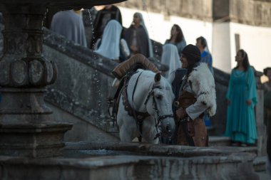SANTA MARIA DA FEIRA, PORTUGAL - 3 AUG 2023: yıllık Viagem Ortaçağ Festivali sırasında. Etkinliğin 26. 'sı tarihi şehir merkezinde gerçekleşirken, Kral I. Joao' nun saltanatı yeniden canlandırıldı..