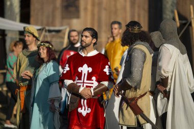 SANTA MARIA DA FEIRA, PORTUGAL - 3 AUG 2023: yıllık Viagem Ortaçağ Festivali sırasında. Etkinliğin 26. 'sı tarihi şehir merkezinde gerçekleşirken, Kral I. Joao' nun saltanatı yeniden canlandırıldı..