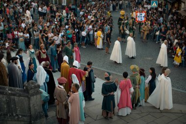 SANTA MARIA DA FEIRA, PORTUGAL - 3 AUG 2023: yıllık Viagem Ortaçağ Festivali sırasında. Etkinliğin 26. 'sı tarihi şehir merkezinde gerçekleşirken, Kral I. Joao' nun saltanatı yeniden canlandırıldı..