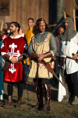 SANTA MARIA DA FEIRA, PORTUGAL - 3 AUG 2023: yıllık Viagem Ortaçağ Festivali sırasında. Etkinliğin 26. 'sı tarihi şehir merkezinde gerçekleşirken, Kral I. Joao' nun saltanatı yeniden canlandırıldı..