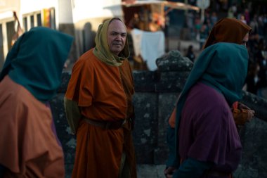 SANTA MARIA DA FEIRA, PORTUGAL - 3 AUG 2023: yıllık Viagem Ortaçağ Festivali sırasında. Etkinliğin 26. 'sı tarihi şehir merkezinde gerçekleşirken, Kral I. Joao' nun saltanatı yeniden canlandırıldı..