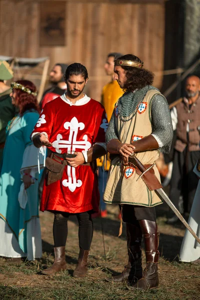 SANTA MARIA DA FEIRA, PORTUGAL - 3 AUG 2023: yıllık Viagem Ortaçağ Festivali sırasında. Etkinliğin 26. 'sı tarihi şehir merkezinde gerçekleşirken, Kral I. Joao' nun saltanatı yeniden canlandırıldı..